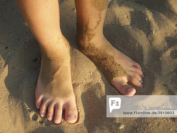 Füße eines Kindes im Sand