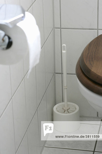 Toilettenpapierrolle  Klobuerste und Toilette