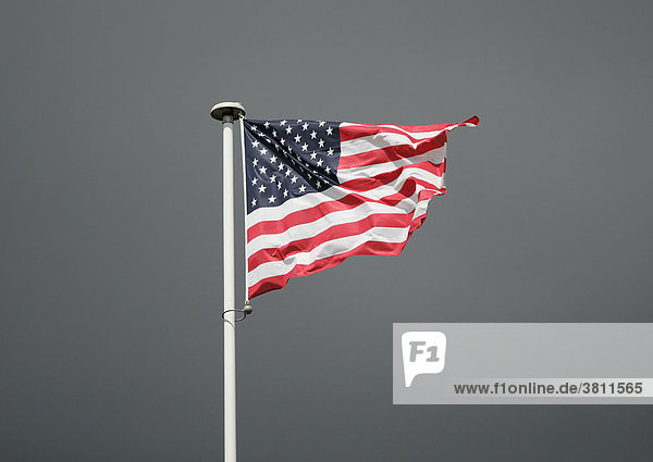 Fahne der Vereinigte Staaten von Amerika vor dunklem Himmel