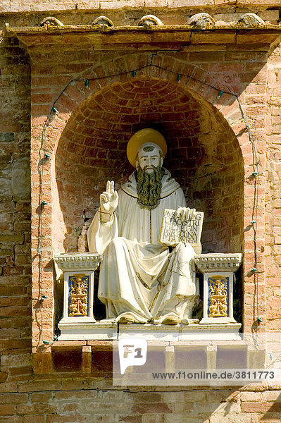 Heiligenstatue an einer Haeuserwand in der Toskana  Italien