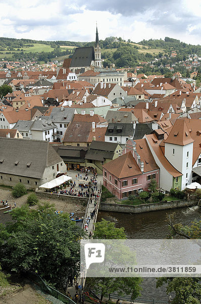 Blick vom Schloss über die Moldau auf Cesky Krumlov  Krummau  Südböhmen  Böhmen  Tschechien