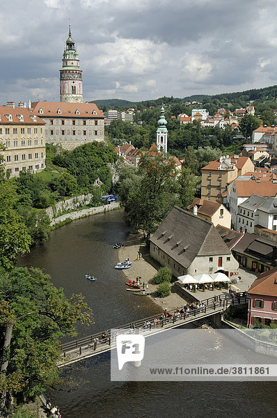 Blick über die Moldau auf Cesky Krumlov mit Schloss und Turm  Krummau  Südböhmen  Böhmen  Tschechien