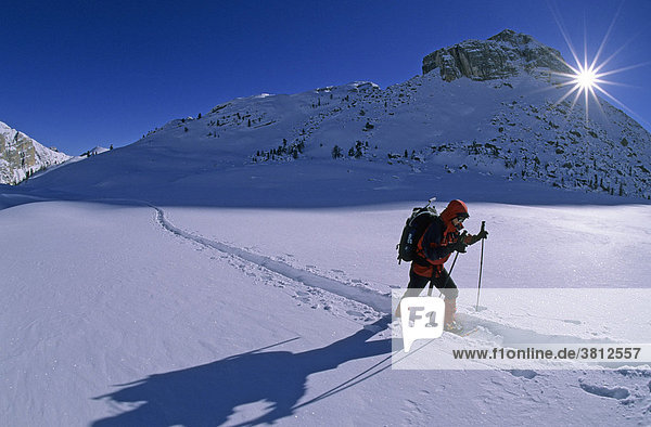 Schneeschuhgeherin auf der Grossfanes-Alm Südtirol Dolomiten Italien