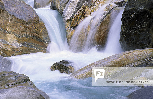 Wasserfälle und farbiges Gestein im Verzasca-Tal Tessin Schweiz