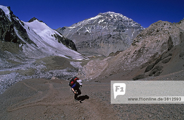 Bergsteigerin vor der riesigen Westwand des Aconcagua Mendoza Argentinien