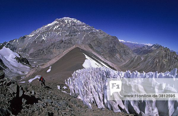 Bergsteigerin und Büßereis vor der Westwand des Aconcagua Mendoza Argentinien