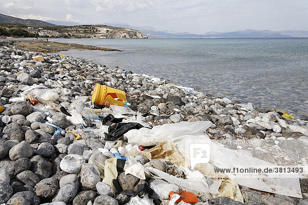 Verschmutzter Strand in Pachia Ammos  Golf von Mirabello (Mirambello)  Ostkreta  Kreta  Griechenland