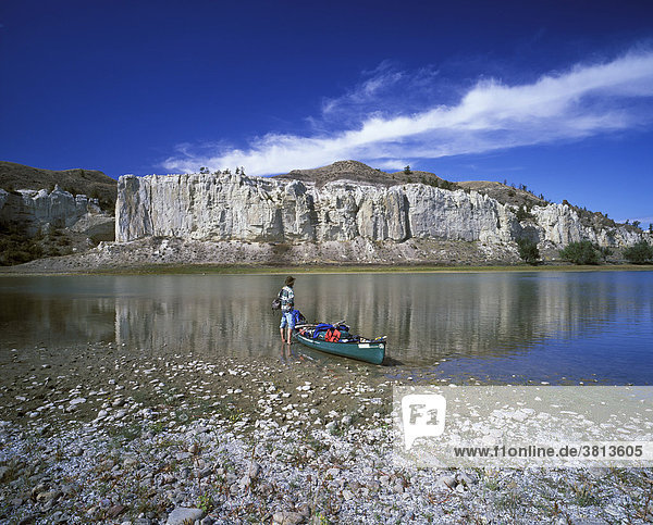Mann mit Kanu am Upper Missouri River (mile 56)  White Cliffs  Montana  USA