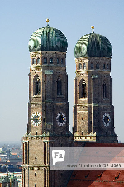 Zwillingstürme der Frauenkirche Marienkirche Liebfrauendom mit welschen Hauben (Zwiebeltürme)  München  Bayern  Deutschland