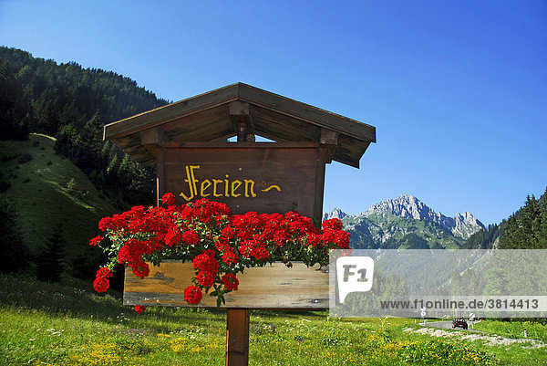 Hinweisschild Ferien vor Berglandschaft  Bayern  Deutschland  Europa