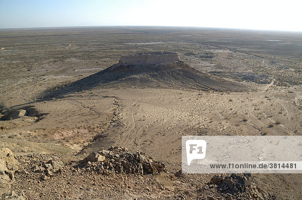 Ruine umgeben von Wüste bei Chiwa an der Seidenstrasse Usbekistan