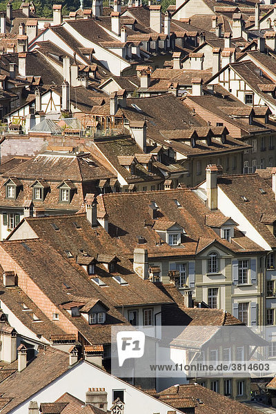 Die Altstadt von Bern  Hauptstadt der Schweiz  mit ihren zahllosen Dächern und Kaminen.
