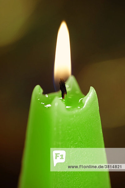 Brennende, grüne Kerze - Stockfoto