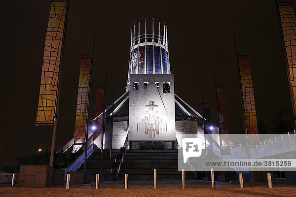 Metropolitan Cathedral - Liverpools moderne kreisrunde Kathedrale mit ihren vielfarbigen Fenstern und vielen modernen Kunstwerken  Liverpool  England