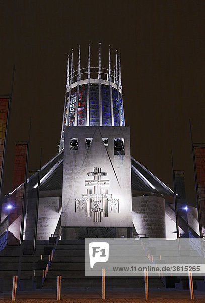 Metropolitan Cathedral - Liverpools moderne kreisrunde Kathedrale mit ihren vielfarbigen Fenstern und vielen modernen Kunstwerken  Liverpool  England
