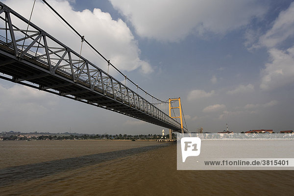 Hängebrücke über Fluss Sungai Mahakam  Ost-Kalimantan  Borneo  Indonesien