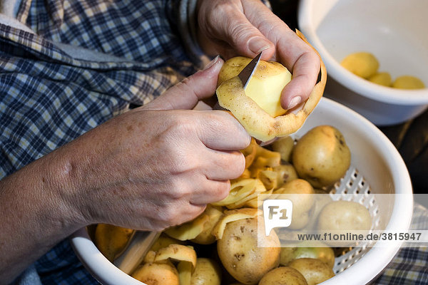 Frau beim Kartoffelschälen