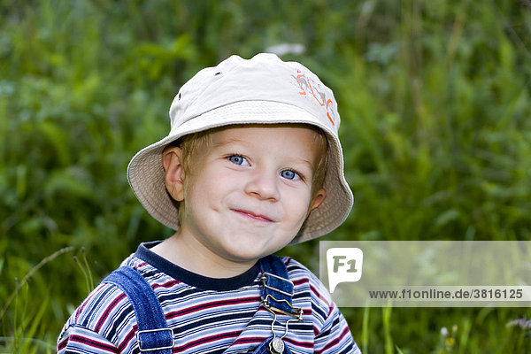 Portrait eines drei Jahre alten Buben mit Schlapphut