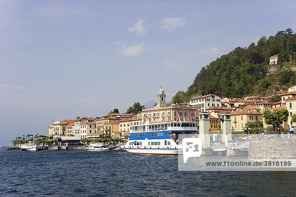 Fährschiffe aus verschiedenen Häfen landen in Bellagio  Comer See  Lombardei  Italien