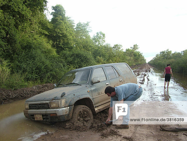 Ausgraben eines in schlammiger Straße versunkenen Autos  Gran Chaco  Paraguay