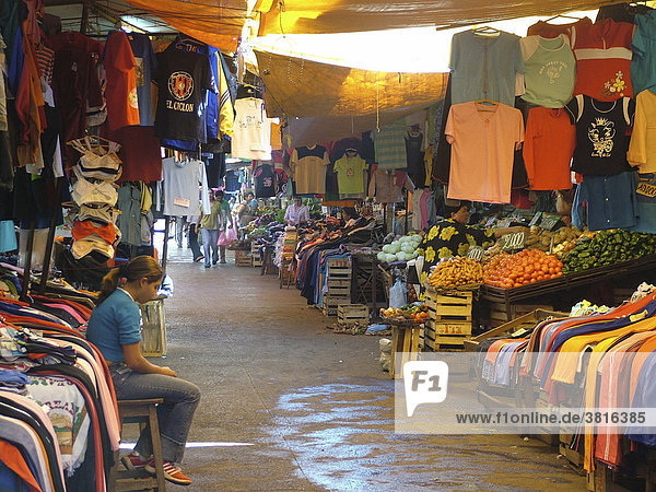 Marktstände mit einheimischem Obst und importierter Kleidung im Marktviertel (Mercado quatro) in Asuncion  Paraguay