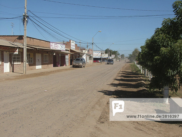 Straßenszene in der Mennonitenkolonie Filadelfia  Fernheim  Gran Chaco  Paraguay