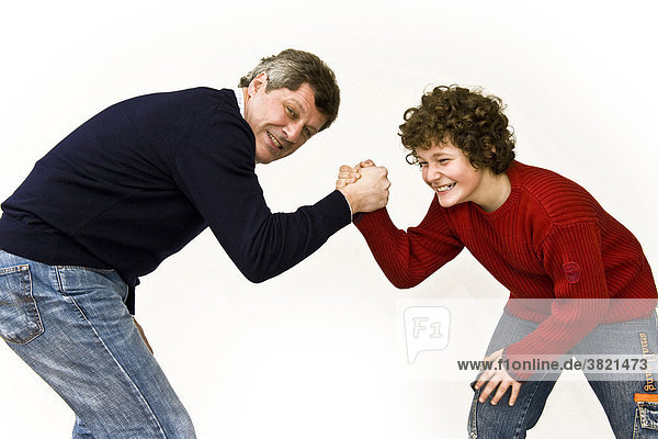 Vater und Sohn Armdrücken