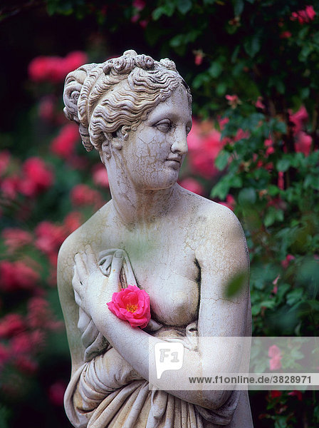 Statue einer Nymphe mit Rosenbluete  Rosenneuheitengarten  Baden-Baden  Baden-Wuerttemberg  Deutschland
