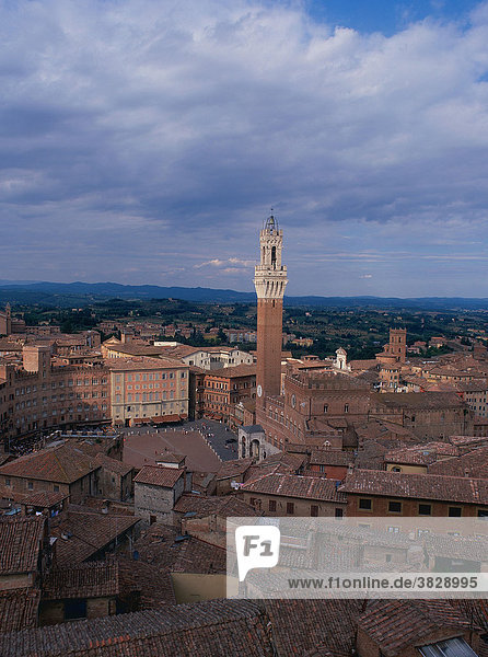 Blick von der Kathedrale auf die Piazza del Campo mit Torre del Mangia  Siena  Toskana  Italien