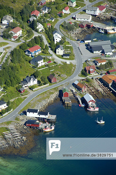 Blick auf Reine mit Straße Häuser und Boote von oben Moskenesöya Lofoten Norwegen