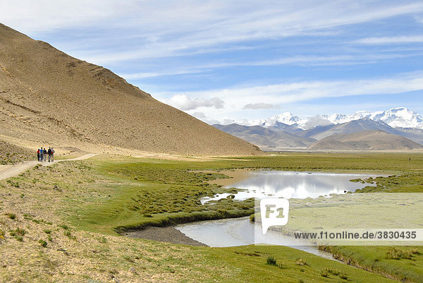 Trekkinggruppe wandert auf schneebedeckte Bergen zu Cho Oyu bei Old Tingri Tibet China