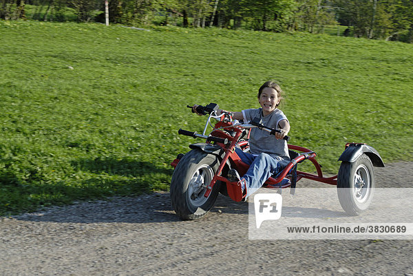 Junge hat Spaß beim Bullcartfahren in Lenggries Oberbayern Deutschland