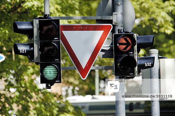 Traffik lights and sign to give way to yield right of way at crossing