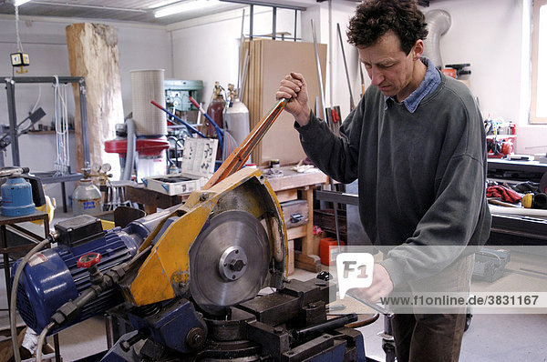 Handwerker bei Metallarbeit in der Werkstatt