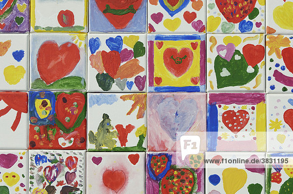 Mosaik aus gemalten Kinderbildern mit Herzen