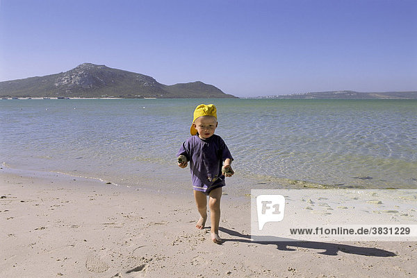 Kleiner Junge  zwei Jahre spielt am Strand  Südafrika  Afrika