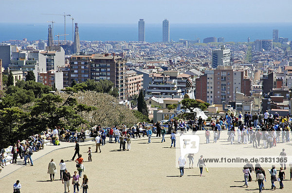 Touristen auf Aussichtsplattform mit Blick ueber Barcelona  Park Gueell  Architekt Antoni Gaudi  Barcelona  Katalonien  Spanien