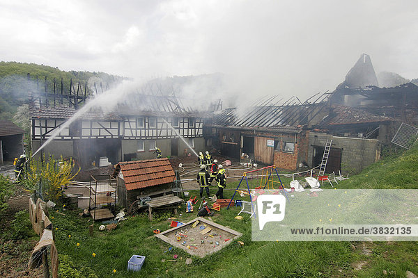 DEU  Heppenheim  Ober-Hambach  28.04.2006 Großbrand eines Bauernhofes  Rettungseinsatz der Feuerwehr   Feuerwehrmänner bei der Brandbekämpfung