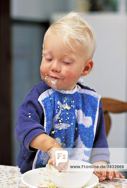 Einjähriger ißt stolz sein Müsli