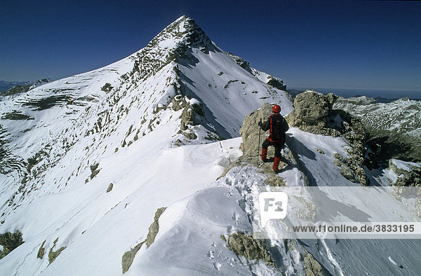 Bergsteigerin auf dem Grat zur Ödkarspitze im Karwendel Deutschland