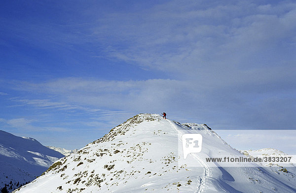 Schneeschuhgeherin am Gipfel des Schellenberg im Sellrain Österreich