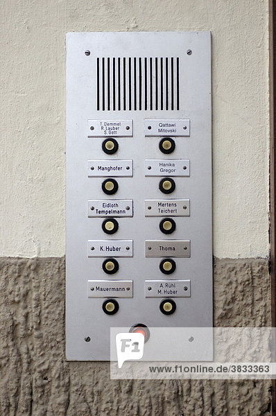 Klingelschild mit vielen Namen an Wohnhaus