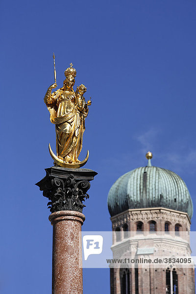 Mariensäule vor Frauenkirche   München Oberbayern
