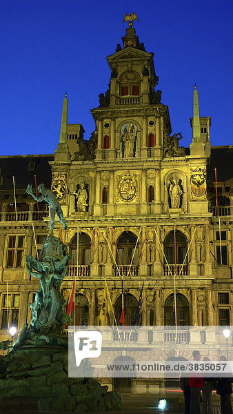 Belgien / Antwerpen: Grote Markt  Rathaus mit Brabo - Brunnen