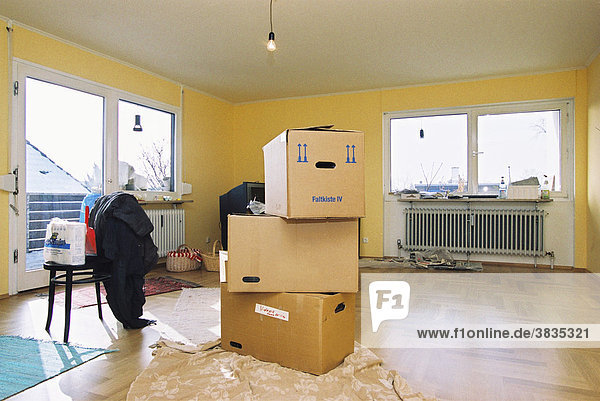 Moving empty appartement with packing cases
