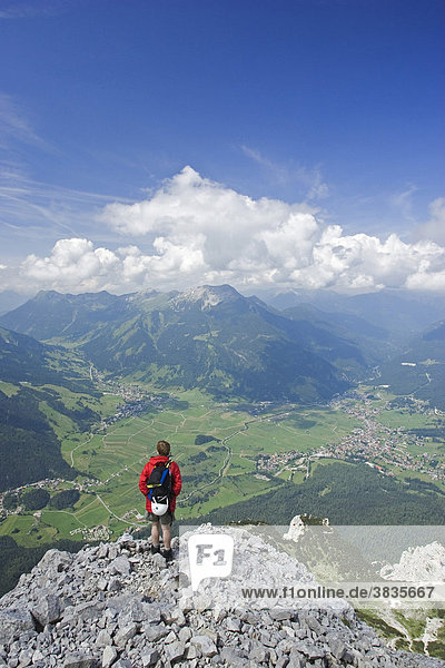 Bergsteiger auf der Sonnenspitze mit Blick auf Ehrwald und Lermoos