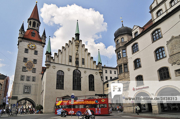 Altes Rathaus mit Sightseeing-Bus  München  Bayern  Deutschland  Europa