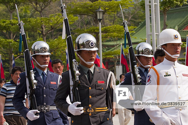 Wachsoldaten am Memorial Monument  Taipeh  Taiwan  China  Asien