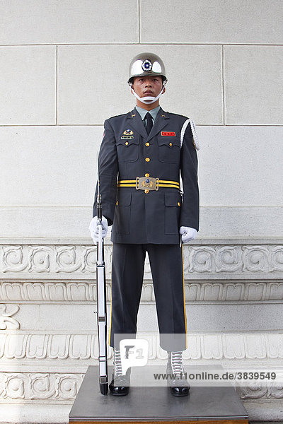 Guard at the Memorial Monument  Taipei  Taiwan  China  Asia