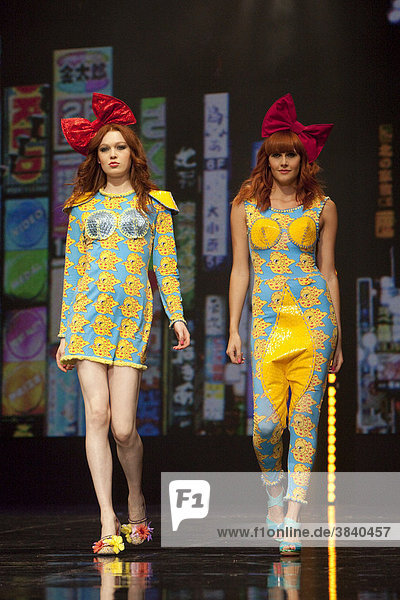 Eigenwillige Mode auf dem Laufsteg der Clothes Show in London  Modenschau  England  Großbritannien  Europa